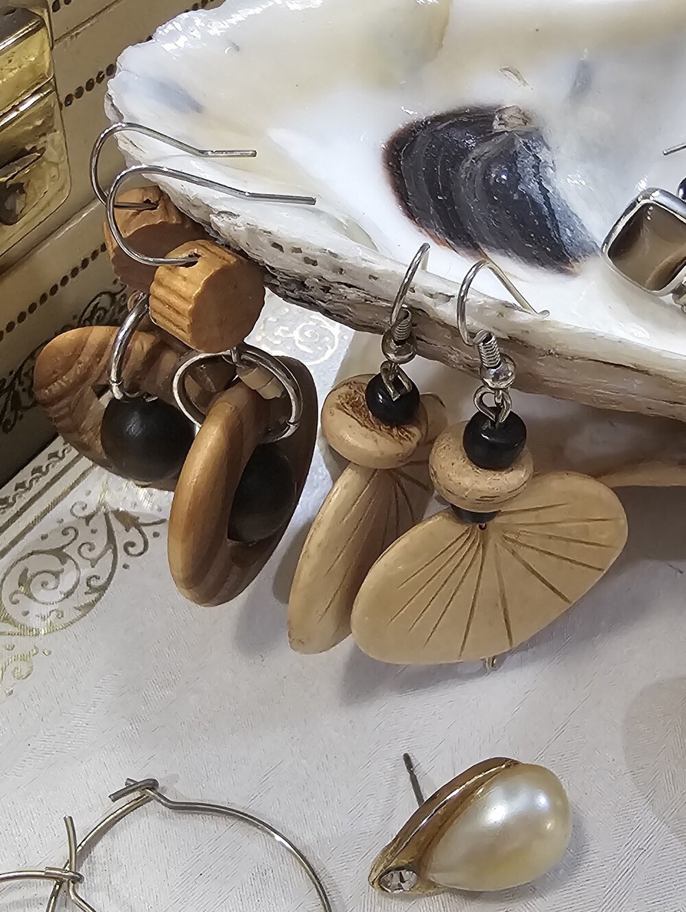 Assorted Women's Earrings Set - Neutral & Gold Tones - Picture 8 of 8